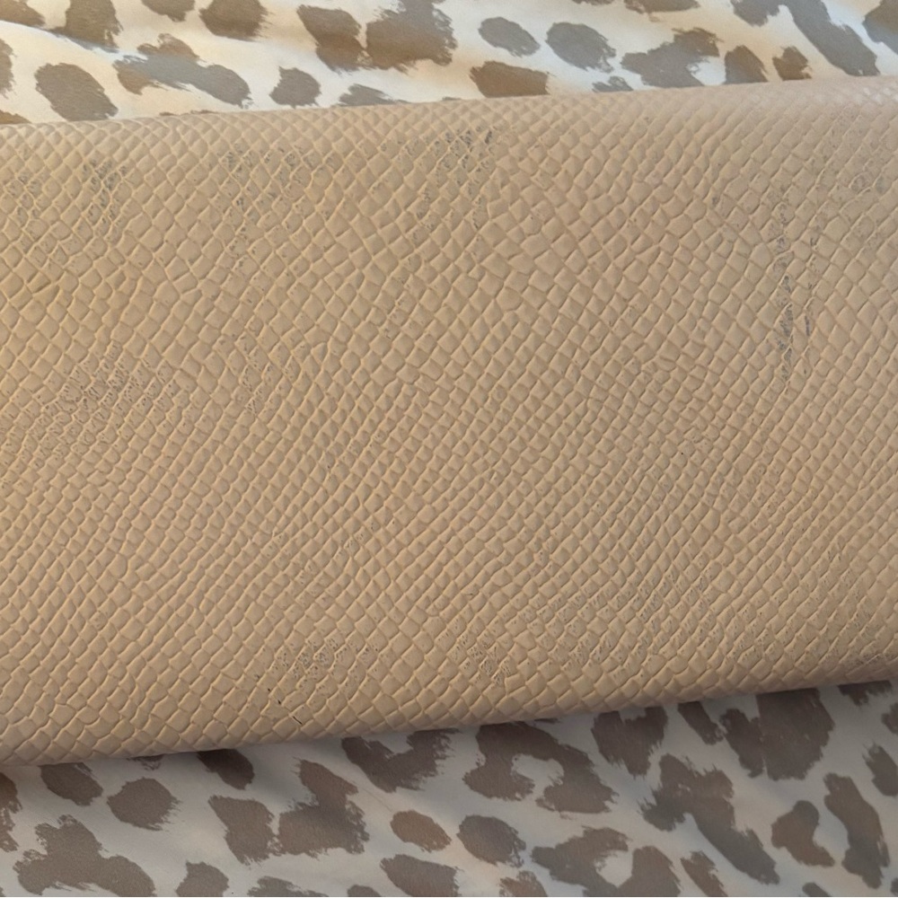 Elegant Cream Clutch with Gold Chain - Picture 3 of 6